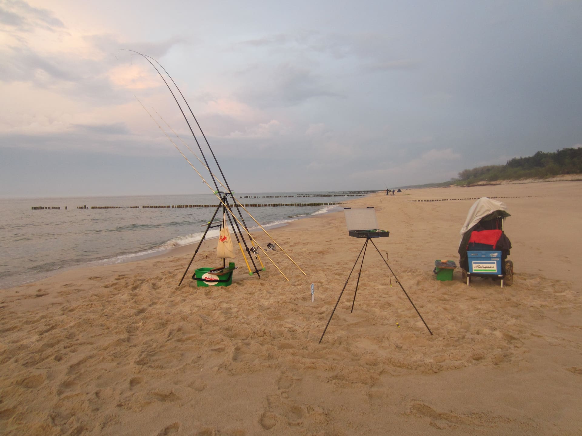 Brandungsruten im Dreibein am Strand mit Köderdreibein und Kiste